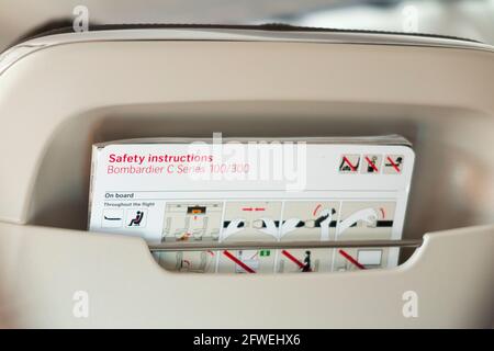 Sicherheits- und Notfallanweisungen/Führungskarte während eines Fluges in einem Flugzeug der Bombardier C-Serie/Flugzeug/Flugzeug (ein Flugzeug, das jetzt als Airbus A220 vermarktet wird). (100) Stockfoto