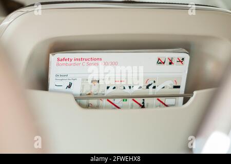 Sicherheits- und Notfallanweisungen/Führungskarte während eines Fluges in einem Flugzeug der Bombardier C-Serie/Flugzeug/Flugzeug (ein Flugzeug, das jetzt als Airbus A220 vermarktet wird). (100) Stockfoto