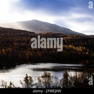 Ein Morgenblick auf den Schiehallion Mountain mit Blick auf den Tummel, Highland Perthshire, Schottland Stockfoto