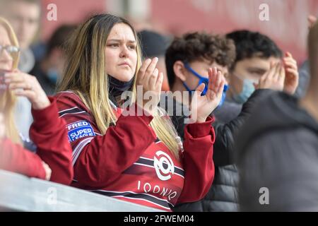 Eccles, Großbritannien. Mai 2021. Ein Wigan Warriors-Fan applaudiert am 5/22/2021 in Eccles, Großbritannien, seinem Team. (Foto von Simon Whitehead/News Images/Sipa USA) Quelle: SIPA USA/Alamy Live News Stockfoto