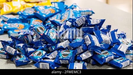 West Islip, New York, USA - 11. Oktober 2019: Oreo, Chips ahoy Cookies und Kartoffelchips gestapelt auf einem Tisch für jedermann zu greifen. Stockfoto