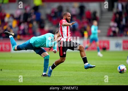 Chris Mepham (links) von AFC Bournemouth fouls Bryan Mbeumo von Brentford, was im Halbfinale der Sky Bet Championship, dem zweiten Beinspiel im Brentford Community Stadium, London, zu einer roten Karte führt. Bilddatum: Samstag, 22. Mai 2021. Stockfoto