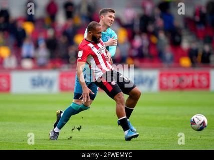 Chris Mepham (links) von AFC Bournemouth fouls Bryan Mbeumo von Brentford, was im Halbfinale der Sky Bet Championship, dem zweiten Beinspiel im Brentford Community Stadium, London, zu einer roten Karte führt. Bilddatum: Samstag, 22. Mai 2021. Stockfoto