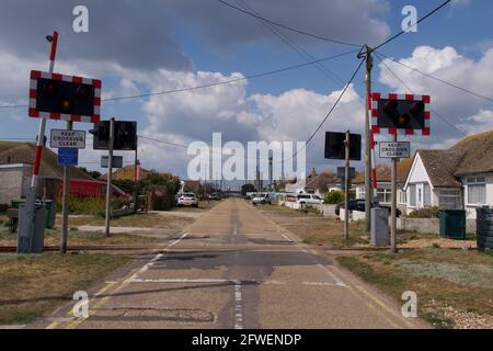 15. Mai 2021 - Kent, Großbritannien: Bahnübergang über Vorstadtstraße Stockfoto