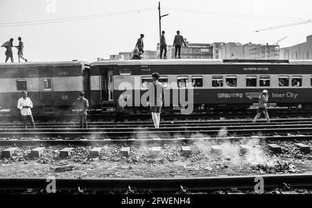 Menschen warten auf den Zug Ich habe dieses Bild am 19. Februar 2019 aus Tonggi, Bangladesch, Asien und Südasien aufgenommen Stockfoto