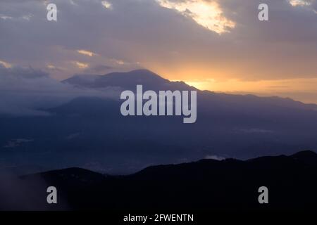 Daen über den Bergen der Sierra Tejeda in Andalucía, Costa del Sol, Spanien Stockfoto