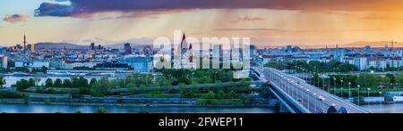 Wien, Wien: Panorama der Wiener Innenstadt von Nordosten: , Donau (Donau), Insel Donauinsel, Brücke Reichsbrücke, Vergnügungspark Prater, t Stockfoto