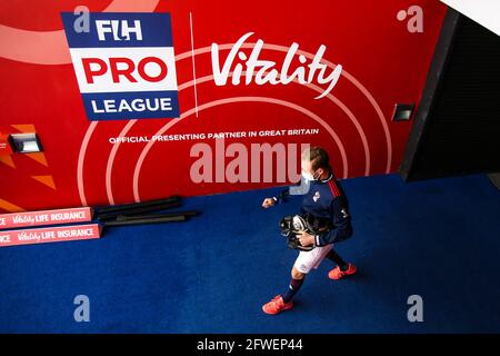 Ein britischer Spieler geht vor dem Spiel der FIH Pro League im Lee Valley Hockey and Tennis Center auf den Platz. Bilddatum: Samstag, 22. Mai 2021. Stockfoto