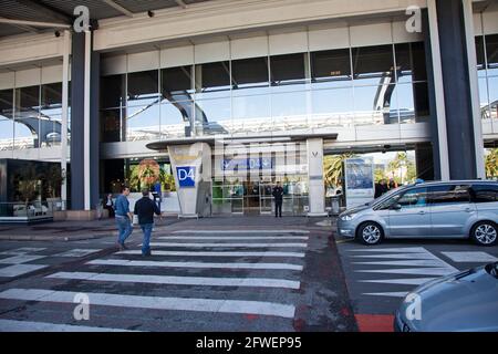 Ausschilderung am Flughafen Nizza Côte d'Azur in der Stadt Nizza, Frankreich. Stockfoto