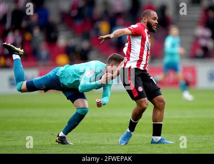 Chris Mepham (links) von AFC Bournemouth fouls Bryan Mbeumo von Brentford, was im Halbfinale der Sky Bet Championship, dem zweiten Beinspiel im Brentford Community Stadium, London, zu einer roten Karte führt. Bilddatum: Samstag, 22. Mai 2021. Stockfoto