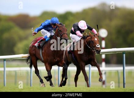 Classic Lord, geritten von Jockey Oisin Murphy (rechts) auf dem Weg zum Sieg des Casumo Proud to Support British Racing Handicap von Mystical Dawn und Adam Kirby (links) auf der Rennbahn Haydock Park. Bilddatum: Samstag, 22. Mai 2021. Stockfoto