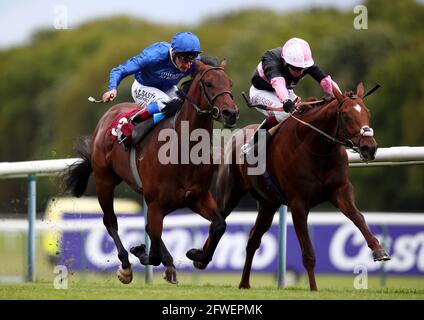 Classic Lord, geritten von Jockey Oisin Murphy (rechts) auf dem Weg zum Sieg des Casumo Proud to Support British Racing Handicap von Mystical Dawn und Adam Kirby (links) auf der Rennbahn Haydock Park. Bilddatum: Samstag, 22. Mai 2021. Stockfoto