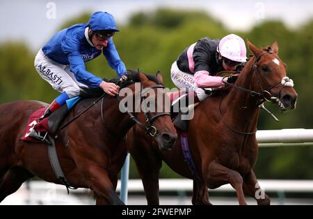 Classic Lord, geritten von Jockey Oisin Murphy (rechts) auf dem Weg zum Sieg des Casumo Proud to Support British Racing Handicap von Mystical Dawn und Adam Kirby (links) auf der Rennbahn Haydock Park. Bilddatum: Samstag, 22. Mai 2021. Stockfoto