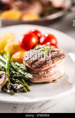 Gegrilltes Steak auf einem Teller mit Gemüse serviert. Stockfoto
