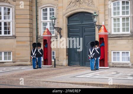 Der Wechsel der Kaisergarde im Schloss Amalienborg in Kopenhagen. Dänischer Königspalast. Stockfoto