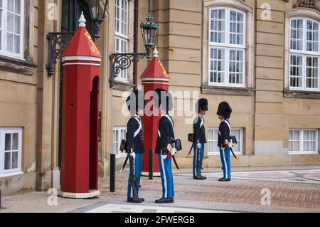 Der Wechsel der Kaisergarde im Schloss Amalienborg in Kopenhagen. Dänischer Königspalast. Stockfoto