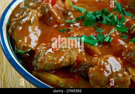 Daube provencale - Französischer Eintopf aus preiswertem Rindfleisch, geschmort[2] in Wein, Gemüse, Knoblauch und Herbes de Provence Stockfoto