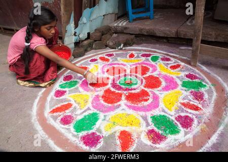 Mädchen schaffen ein Rangoli, das Pongal Festival in Kumbakonam zu feiern Stockfoto