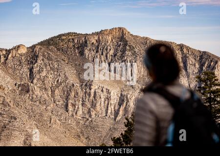 Hunter Ridge ragt in Distance über die verschwommene Frau in Guadalupe Mountains National Park Stockfoto