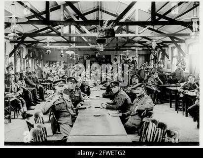 Erster Weltkrieg, erster Weltkrieg, Westfront - Britische Soldaten erholen sich in einem Aufenthaltsraum in einer Hütte, die ihnen von der BRCS (British Red Cross Society), Frankreich, zur Verfügung gestellt wurde Stockfoto