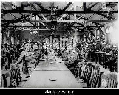 Erster Weltkrieg, erster Weltkrieg, Westfront - Britische Soldaten erholen sich in einem Aufenthaltsraum in einer Hütte, die ihnen von der BRCS (British Red Cross Society), Frankreich, zur Verfügung gestellt wurde Stockfoto