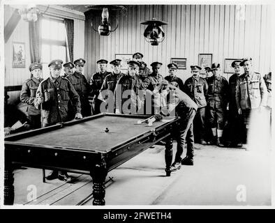 Erster Weltkrieg, erster Weltkrieg, Westfront - Britische Soldaten erholen sich in einer Erholungshütte, die von der BRMS (British Red Cross Society), Frankreich, bereitgestellt wird Stockfoto