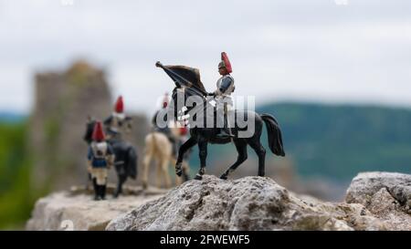 Toy Rider mit Flagge in der Hand Stockfoto