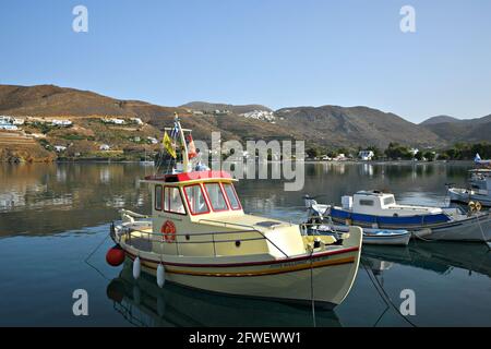 Landschaft mit Panoramablick auf die traditionellen griechischen Fischerboote auf den Gewässern von Aigiali auf der Insel Amorgos, Kykladen Griechenland. Stockfoto