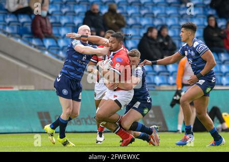 Pauli Pauli (12) von den Salford Red Devils wird angegangen Jackson Hastings (31) of Wigan Warriors and Liam Farrell (12) Der Wigan-Krieger Stockfoto