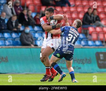 Pauli Pauli (12) von den Salford Red Devils wird angegangen Jackson Hastings (31) von Wigan Warriors Stockfoto