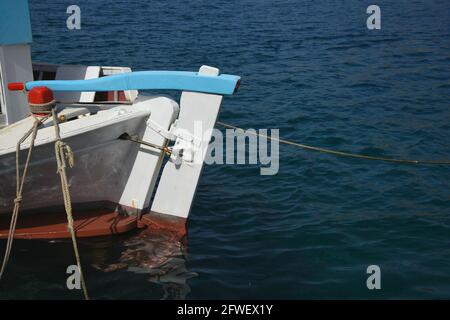 Traditionelles griechisches Fischerboot auf den Gewässern der Insel Amorgos in den Kykladen, griechenland. Stockfoto