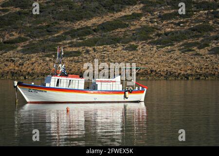 Landschaft mit Panoramablick auf ein malerisches griechisches Fischerboot auf dem Wasser des Kalotaritissa Strandes auf der Insel Amorgos, Kykladen Griechenland. Stockfoto