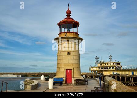 Ramsgate, Vereinigtes Königreich - 26. April 2021: Ramsgate Lighthouse am West Pier des Royal Harbour in der Grafschaft Kent, England. Stockfoto