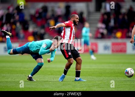 Chris Mepham (links) von AFC Bournemouth fouls Bryan Mbeumo von Brentford, was im Halbfinale der Sky Bet Championship, dem zweiten Beinspiel im Brentford Community Stadium, London, zu einer roten Karte führt. Bilddatum: Samstag, 22. Mai 2021. Stockfoto