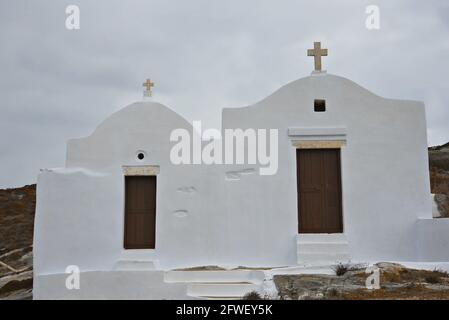 Landschaft mit Panoramablick auf Treis Paides und Aghios Athanassios zwei malerische griechisch-orthodoxe Kapellen auf der Insel Amorgos, Kykladen Griechenland. Stockfoto