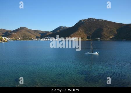 Landschaft mit Panoramablick auf ein Segelboot auf den Gewässern der Insel Amorgos in den Kykladen, Griechenland. Stockfoto