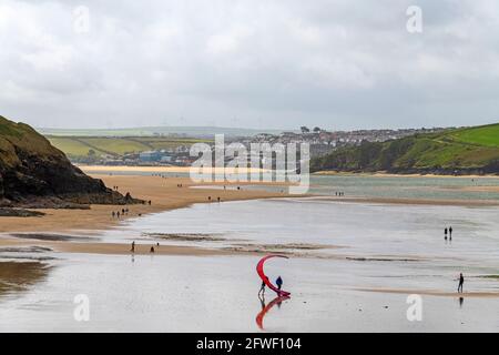 Blick über die Kamelmündung bei Low Tide in Richtung Polzeath, Cornwall. Stockfoto