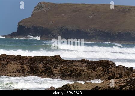 Pentire Point hinter stürmischer See von Greenaway Bay in North Cornwall. Stockfoto