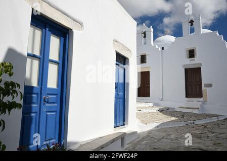 Ländliche Landschaft mit Panoramablick auf Analipsi und Evangelismos zwei malerische griechisch-orthodoxe Kapellen in Chora, der Hauptstadt der griechischen Insel Amorgos. Stockfoto