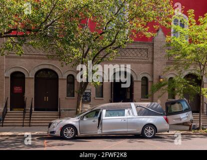 New York, USA. Mai 2021. Am Donnerstag, den 20. Mai 2021, sitzt vor der St. Colomba's Church in Chelsea in New York ein Leichenwagen. (ÂPhoto von Richard B. Levine) Quelle: SIPA USA/Alamy Live News Stockfoto