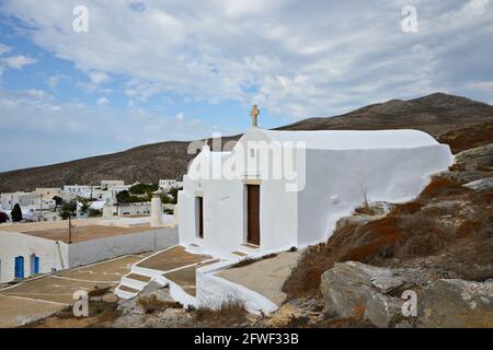 Landschaft mit Panoramablick auf Treis Paides und Aghios Athanassios zwei malerische griechisch-orthodoxe Kapellen auf der Insel Amorgos, Kykladen Griechenland. Stockfoto