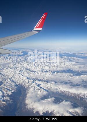 Flugzeug von norwegischen Fluggesellschaften über den alpen. Stockfoto