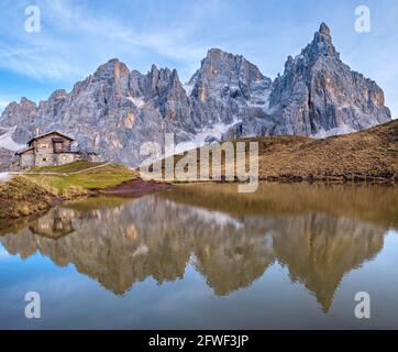 Abenddämmerung Herbst Alpine Bergwelt, Trient, Italien. Blick auf den See oder Laghetto Baita Segantini. Malerisches Reisen, saisonal, Natur Stockfoto