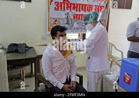 Beawar, Rajasthan, Indien, 22. Mai 2021: Ein Sanitäter verabreichte einem Anwalt während der COVID-19-Impfkampagne bei der Anwaltskammer in Beawar eine Dosis Corona-Impfstoff. Kredit: Sumit-Samarwat/Alamy Live Nachrichten Stockfoto