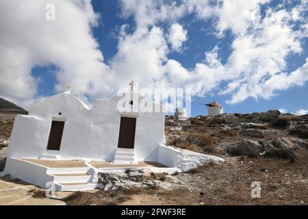 Landschaft mit Panoramablick auf Treis Paides und Aghios Athanassios zwei malerische griechisch-orthodoxe Kapellen auf der Insel Amorgos, Kykladen Griechenland. Stockfoto