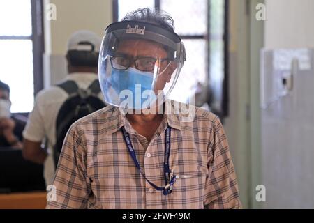 Beawar, Rajasthan, Indien, 22. Mai 2021: COVID InCharge Kheemraj Kataria trägt Schutzmaske und Gesichtsschutz während der COVID-19-Impfkampagne in einem Impfzentrum in Beawar. Kredit: Sumit-Samarwat/Alamy Live Nachrichten Stockfoto