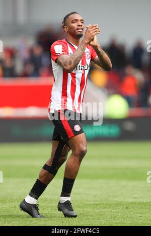 London, Großbritannien. Mai 2021. Ivan Toney von Brentford begrüßt die Fans, da sich sein Team am 22. Mai 2021 für das Finale während des Play Off Semi Final 2nd Leg Matches zwischen Brentford und Bournemouth im Brentford Community Stadium, London, England, qualifizieren konnte. Foto von Ken Sparks. Nur zur redaktionellen Verwendung, Lizenz für kommerzielle Nutzung erforderlich. Keine Verwendung bei Wetten, Spielen oder Veröffentlichungen einzelner Clubs/Vereine/Spieler. Kredit: UK Sports Pics Ltd/Alamy Live Nachrichten Stockfoto