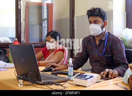 Beawar, Rajasthan, Indien, 22. Mai 2021: Die Gesundheitshelferin Abhijeet Sharma und Teena Rajawat nehmen während der Impfkampagne gegen COVID-19 in einem Impfzentrum in Beawar die persönlichen Angaben eines Hausbewohners für Corona-Impfstoff an einem Registrierschalter mit. Kredit: Sumit-Samarwat/Alamy Live Nachrichten Stockfoto