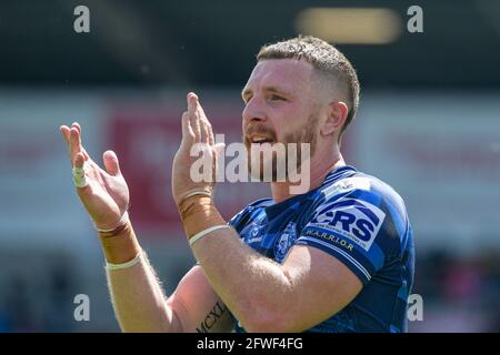 Jackson Hastings (31) von Wigan Warriors applaudiert am Ende des Spiels den Reisenden Fans, nachdem sein Team Salford Red Devils 16-17 in Eccles, Großbritannien am 5/22/2021 besiegt hatte. (Foto von Simon Whitehead/News Images/Sipa USA) Stockfoto