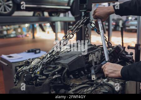 Auto-Motor-Reparatur auf Auto-Parsing für Verkauf, Timing, Spanner, industrielle Rollenkette, Technologie mit selektivem Fokus. Teamarbeit im Büro, BU Stockfoto